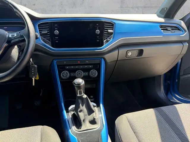 Volkswagen T-Roc view 11