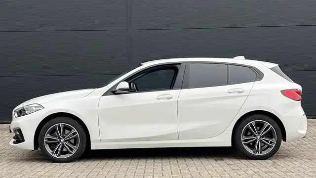 BMW 1 Series view 4