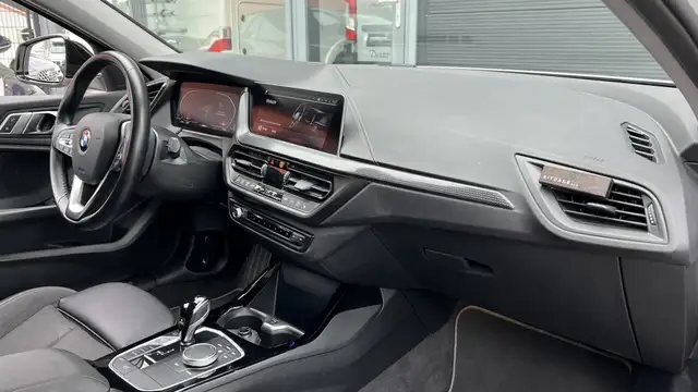 BMW 1 Series view 10