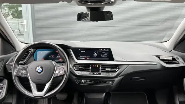 BMW 1 Series view 14