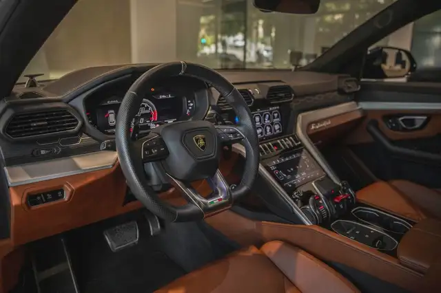 Lamborghini Urus view 9