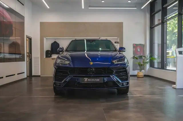 Lamborghini Urus view 3