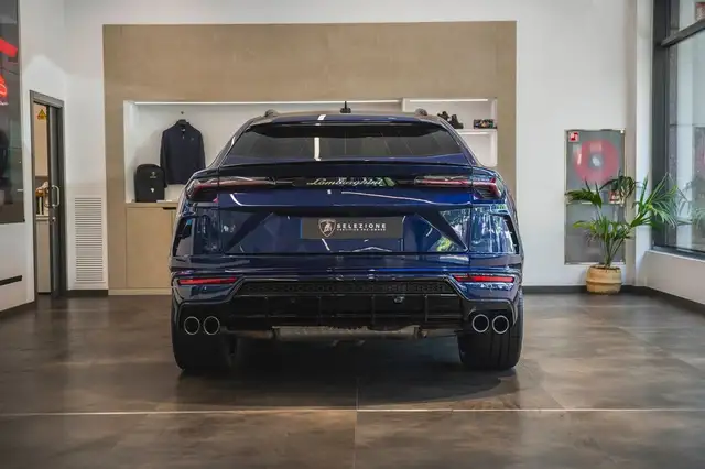 Lamborghini Urus view 7