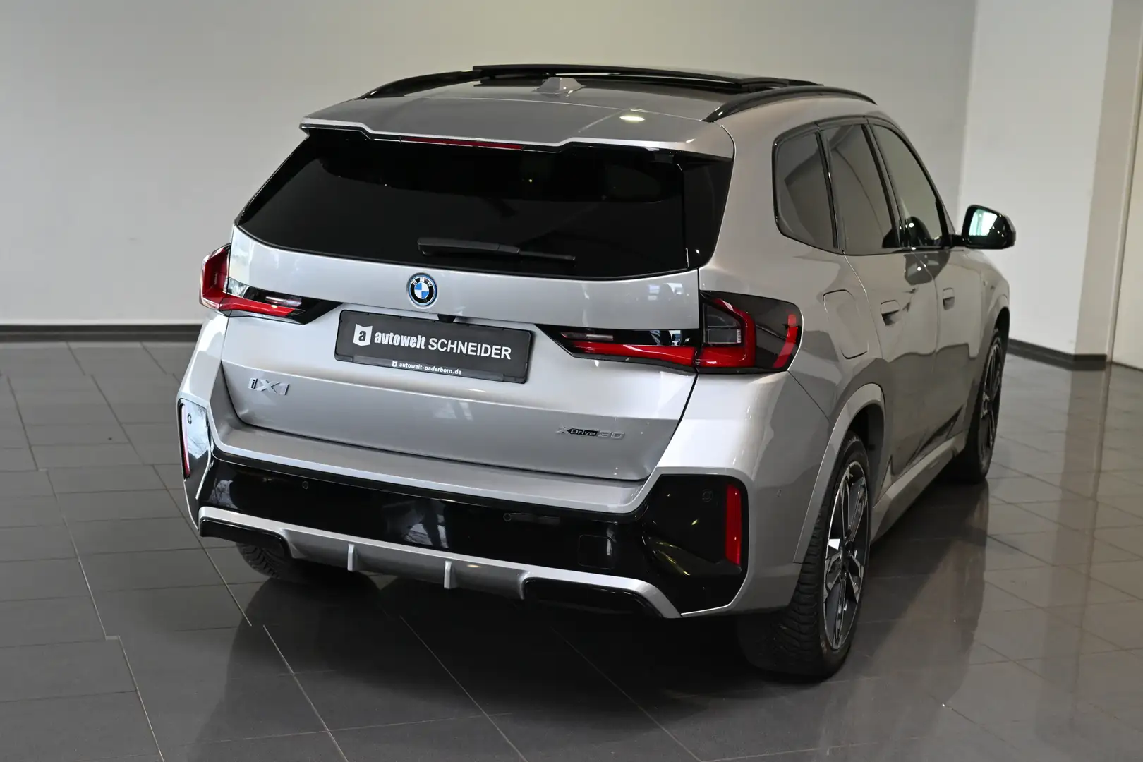 BMW X1 30 xDrive M Sport AHK Pano HUD H&K AC-22KW Argent - 2