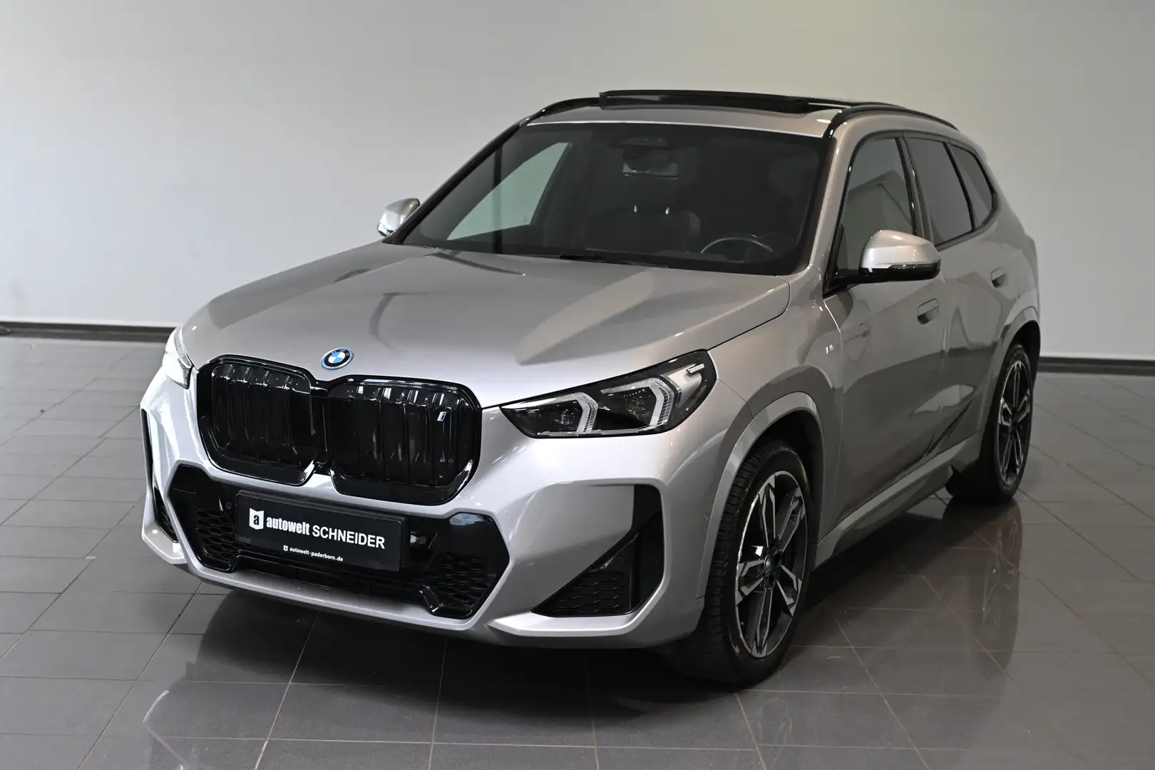 BMW X1 30 xDrive M Sport AHK Pano HUD H&K AC-22KW Argent - 1