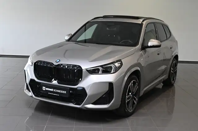 BMW X1 30 xDrive M Sport AHK Pano HUD H&K AC-22KW