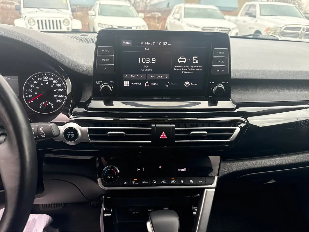 Kia Seltos снимка Kia Seltos