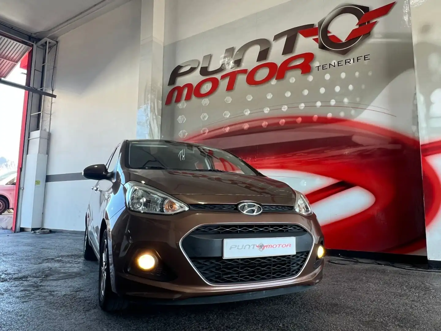 Hyundai i10 1.2 Black Line Aut. Brun - 1