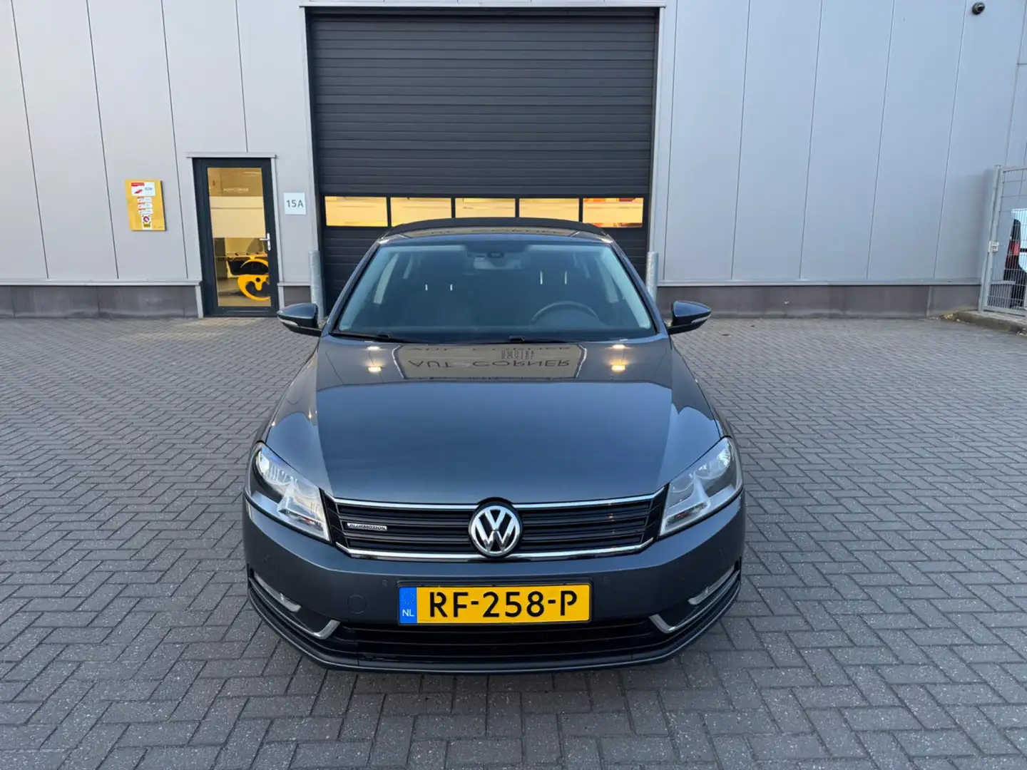 Volkswagen Passat 1.6 TDI BlueMotion Grijs - 2