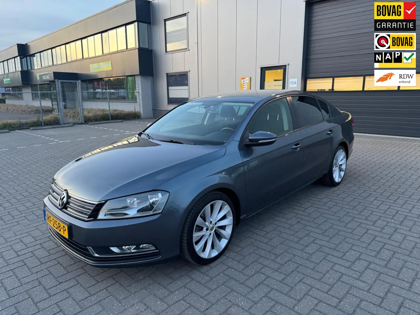 Volkswagen Passat 1.6 TDI BlueMotion Grijs - 1