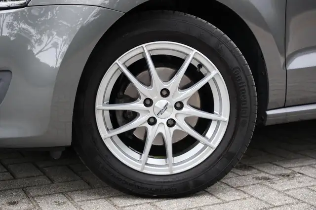 Volkswagen Polo view 4