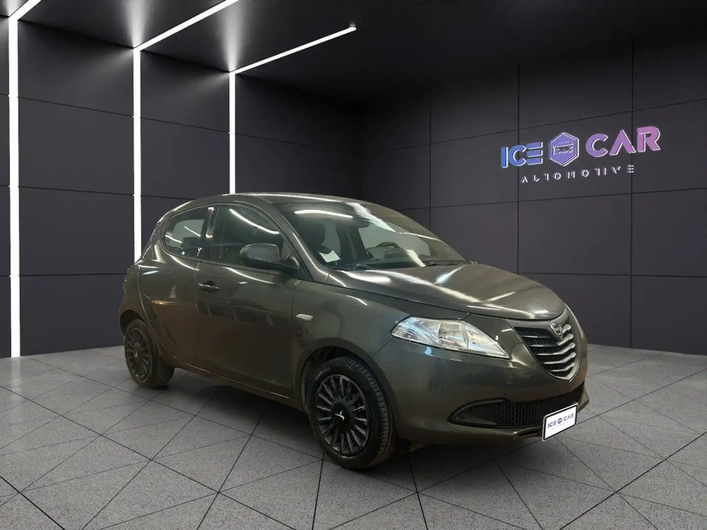 Lancia Ypsilon 1.2 69 CV 5 porte Elefantino Gri - 2