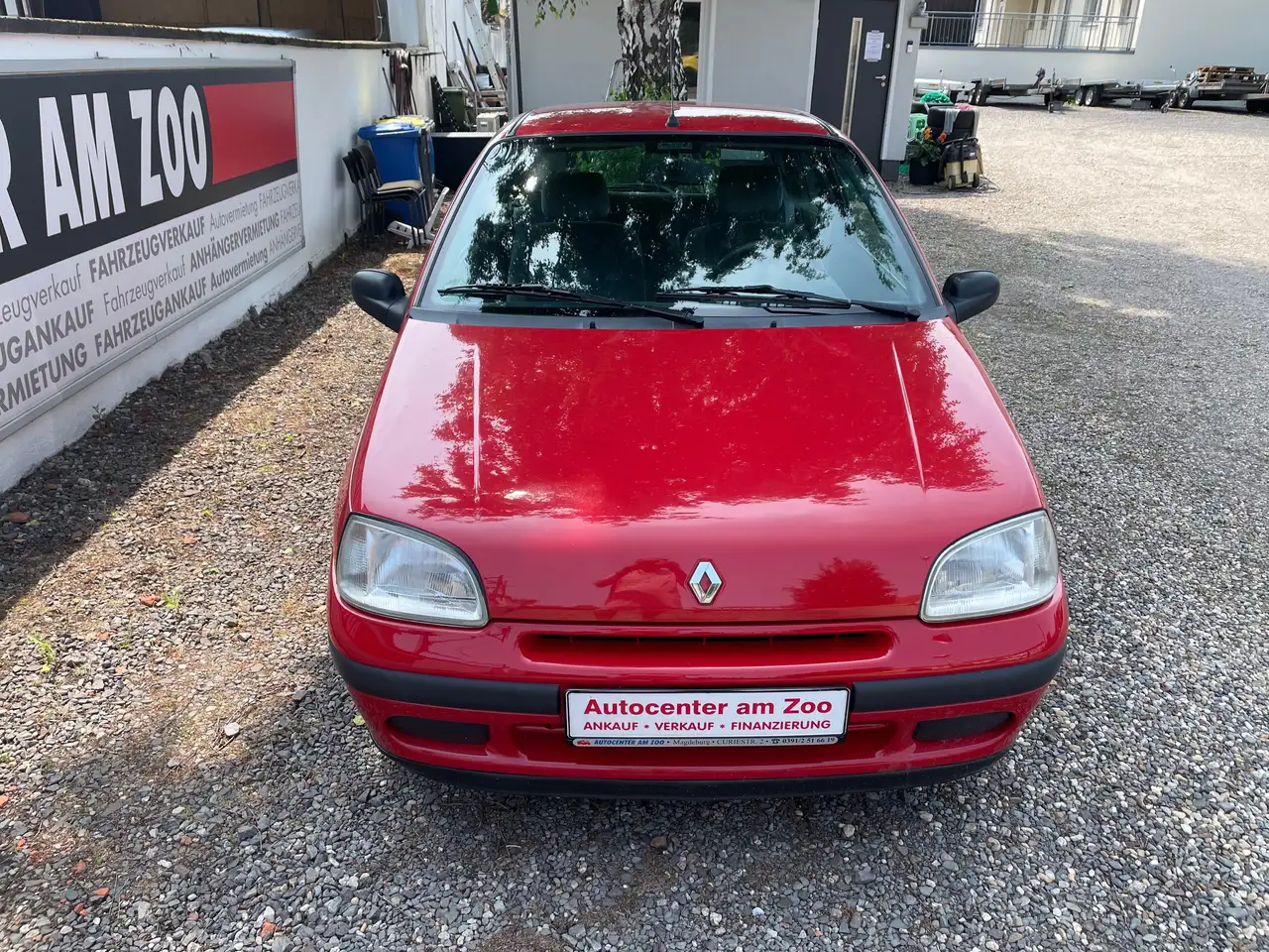 Renault Clio Limousine in Rot gebraucht in Magdeburg für € 1.950