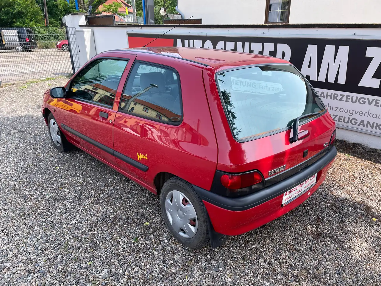 Renault Clio Limousine in Rot gebraucht in Magdeburg für € 1.950