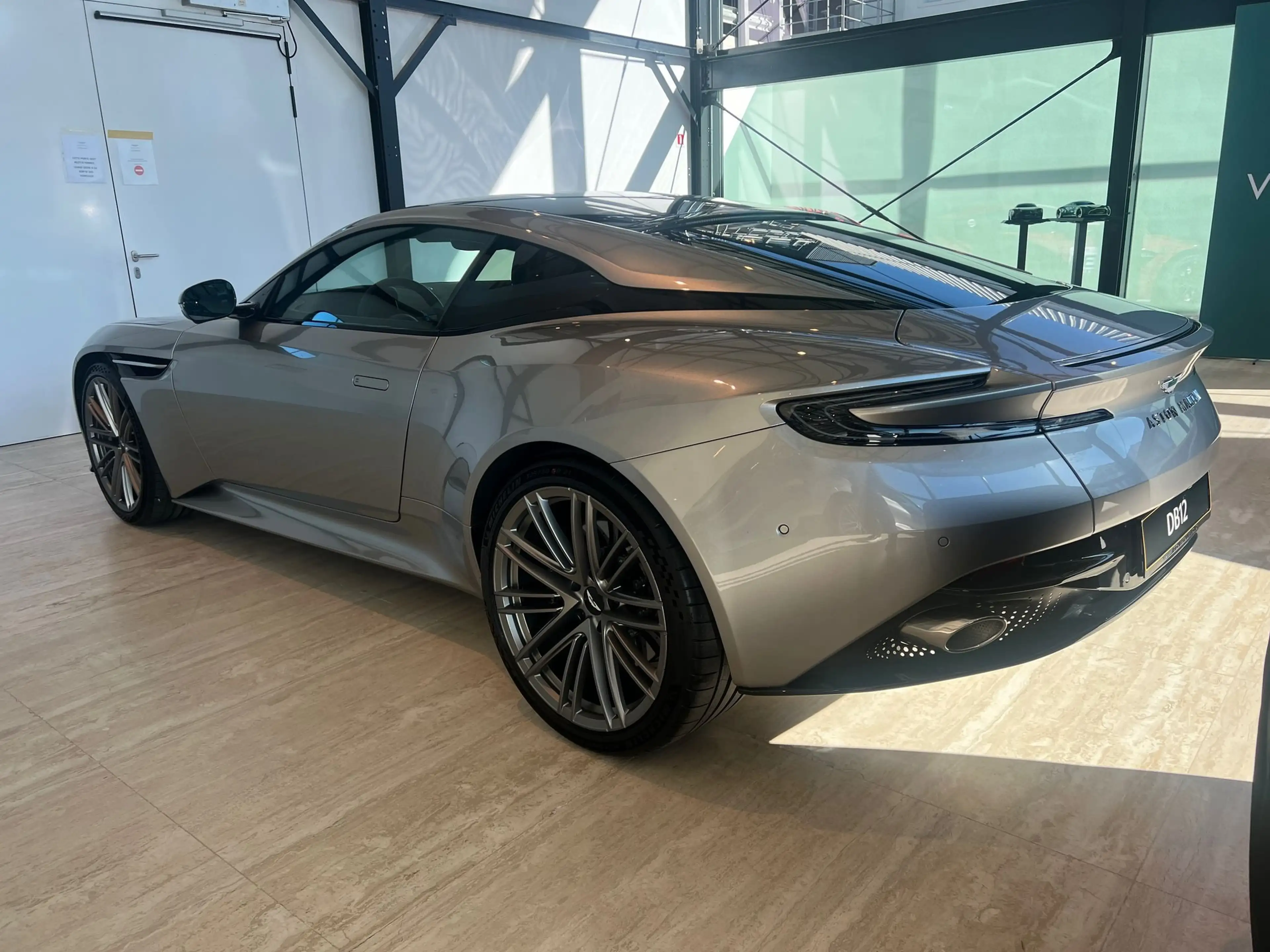 Aston Martin DB12 V8 4.0L 680CV — photo 2