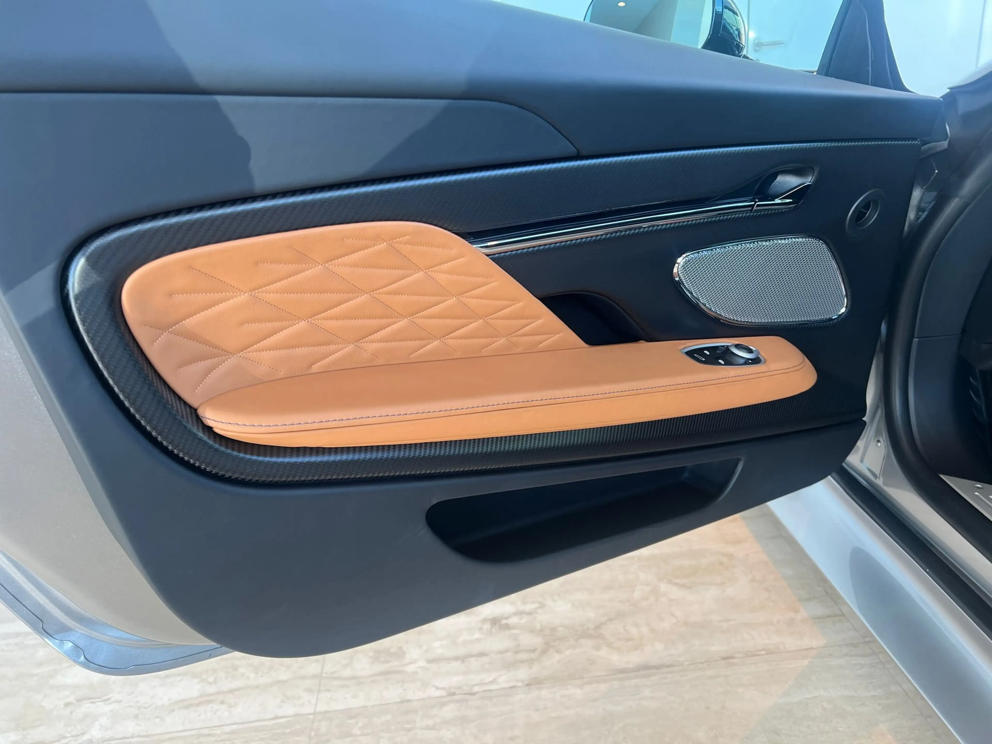 Aston Martin DB12 V8 4.0L 680CV — photo 10