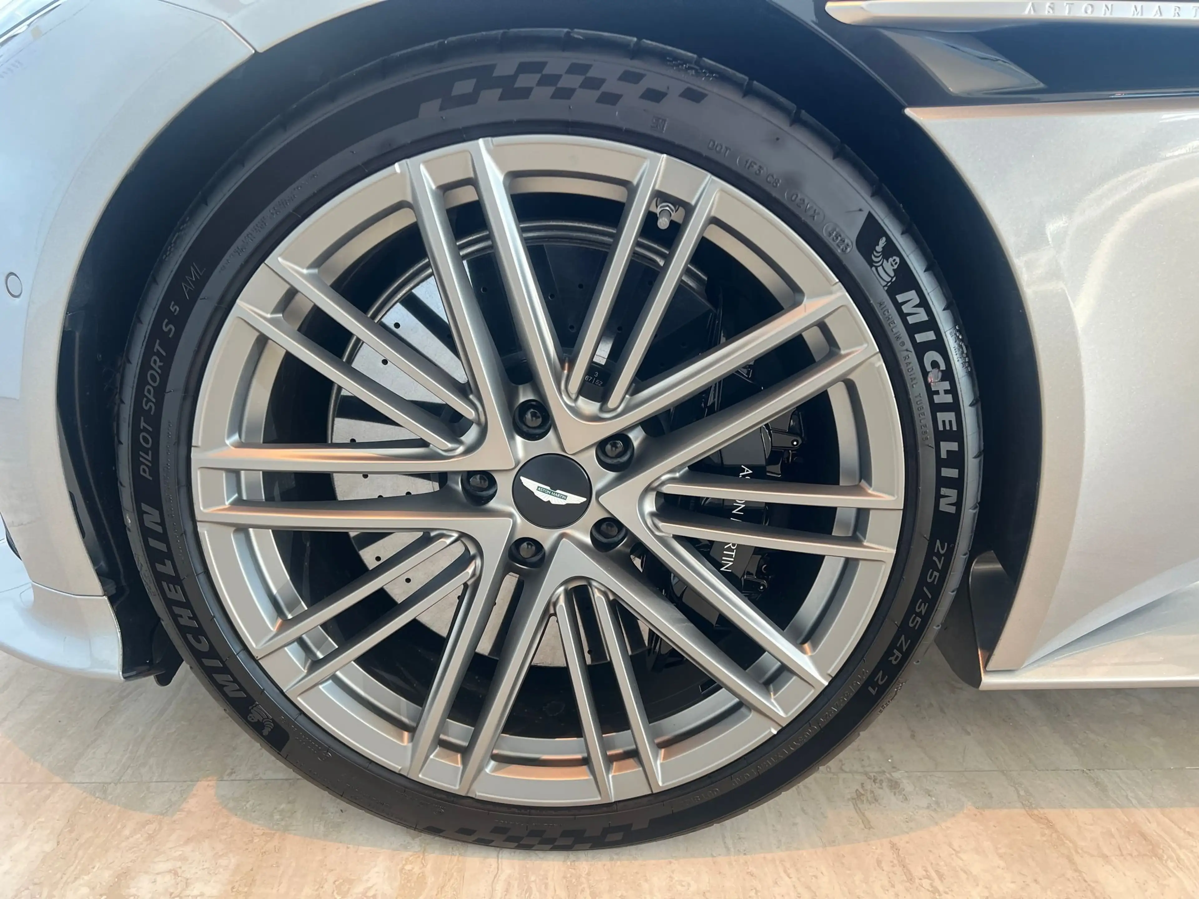 Aston Martin DB12 V8 4.0L 680CV — photo 5
