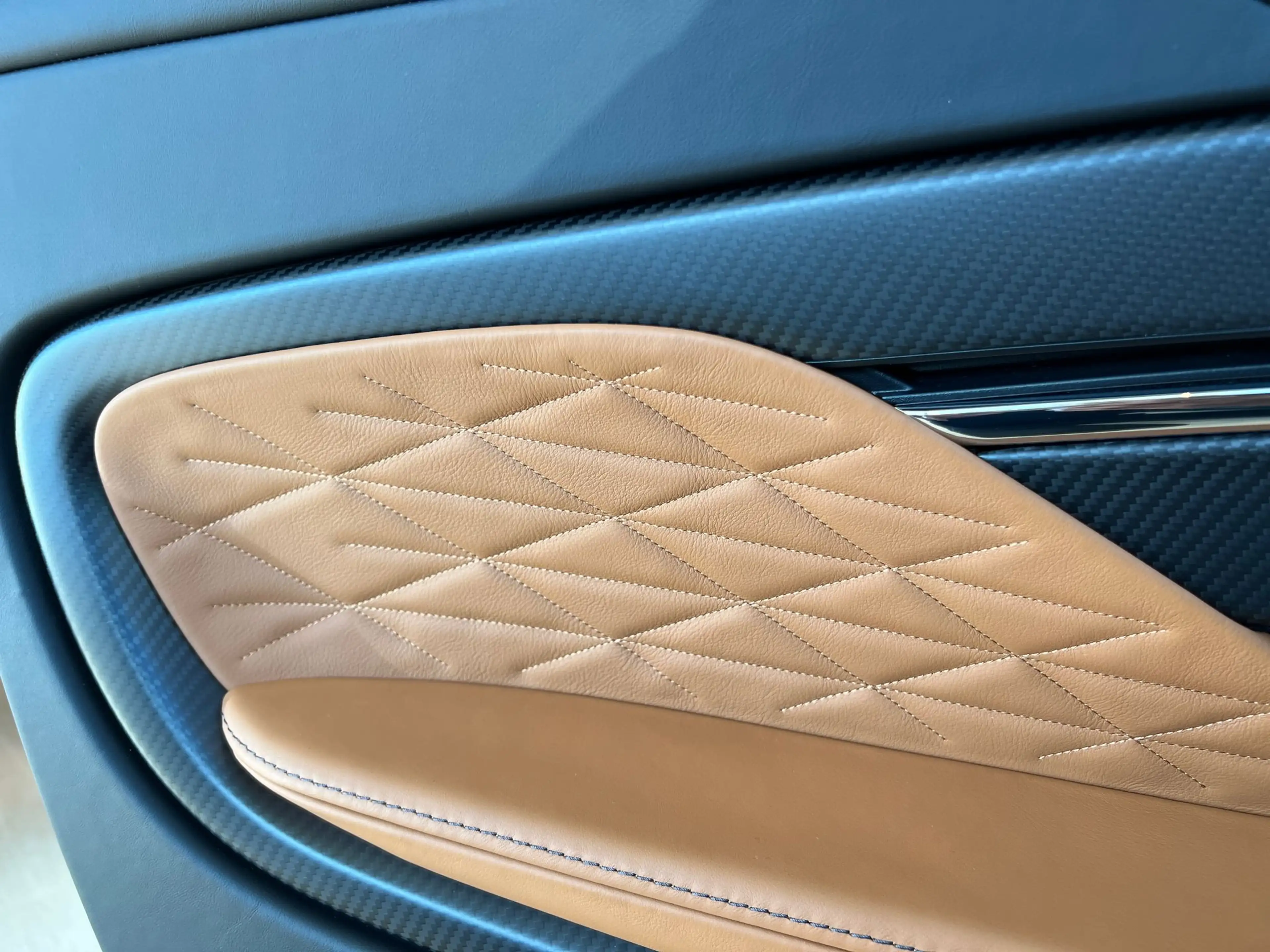 Aston Martin DB12 V8 4.0L 680CV — photo 6