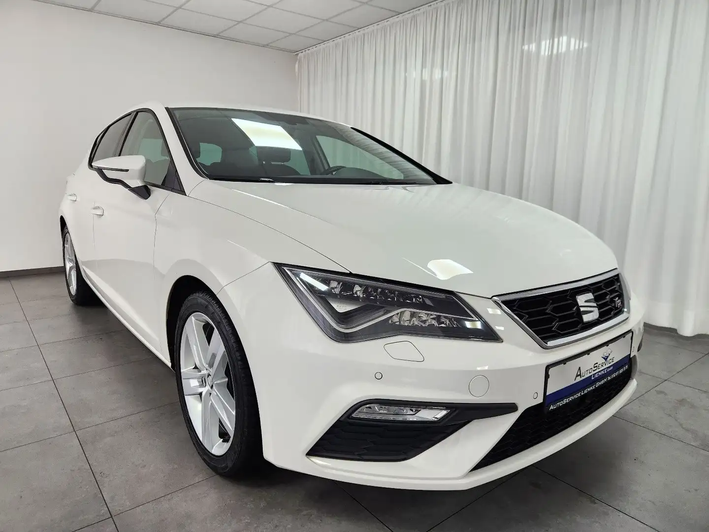 SEAT Leon FR 1.5 131PS NAVI TEL SHZ LED M&S CarPlay Weiß - 1