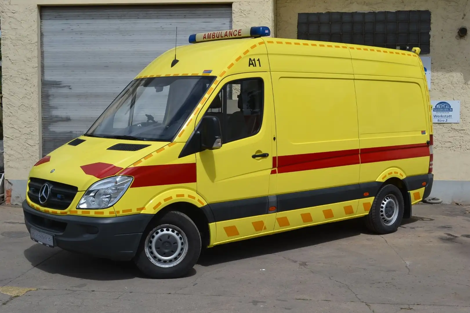 Mercedes-Benz Sprinter II 311 CDI Ambulance RTW Krankenwagen Jaune - 1