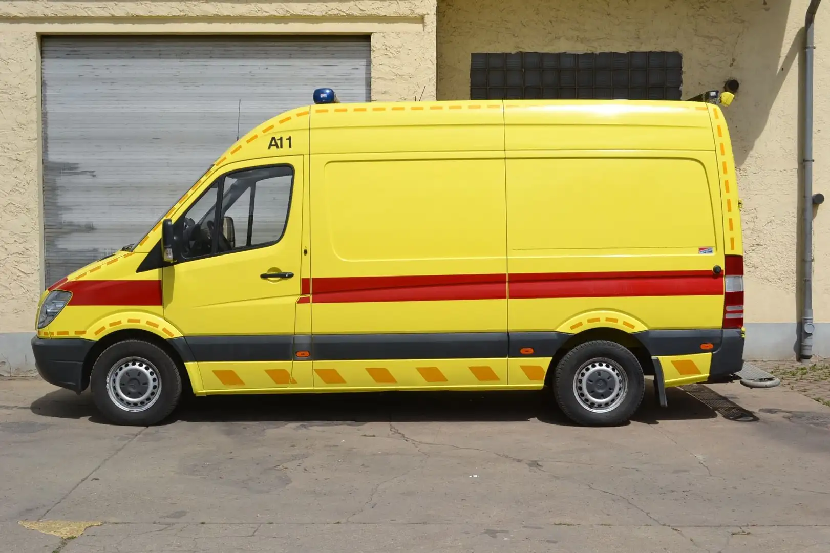 Mercedes-Benz Sprinter II 311 CDI Ambulance RTW Krankenwagen Jaune - 2