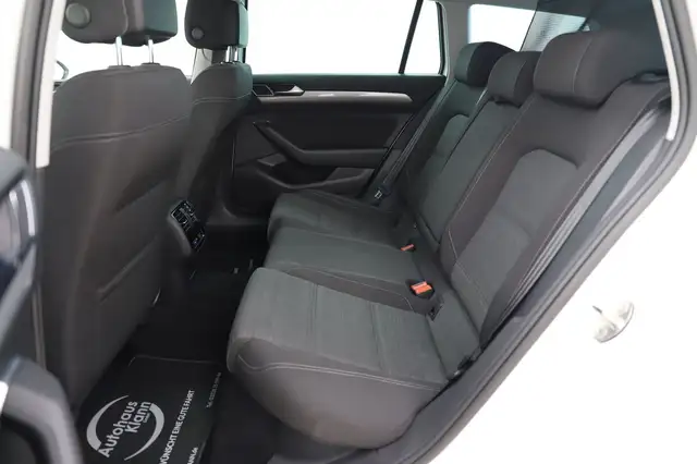 Volkswagen Passat view 11