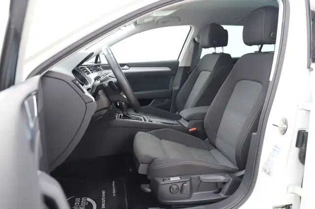 Volkswagen Passat view 9