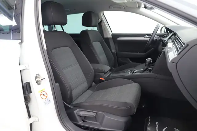 Volkswagen Passat view 10
