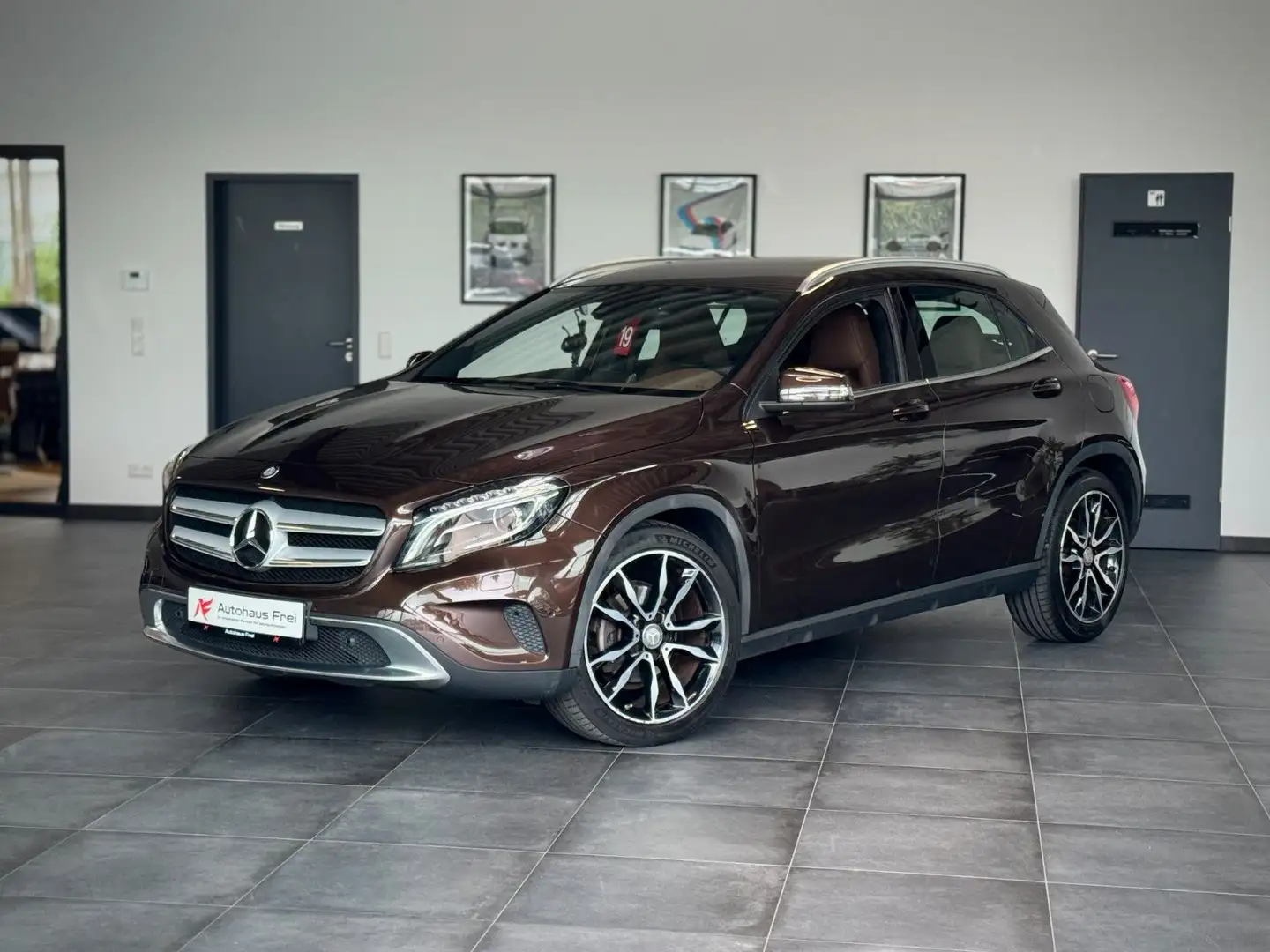 Mercedes-Benz GLA 220 d *4Matic*Kamera*Urban*Abstandswarner* Braun - 2