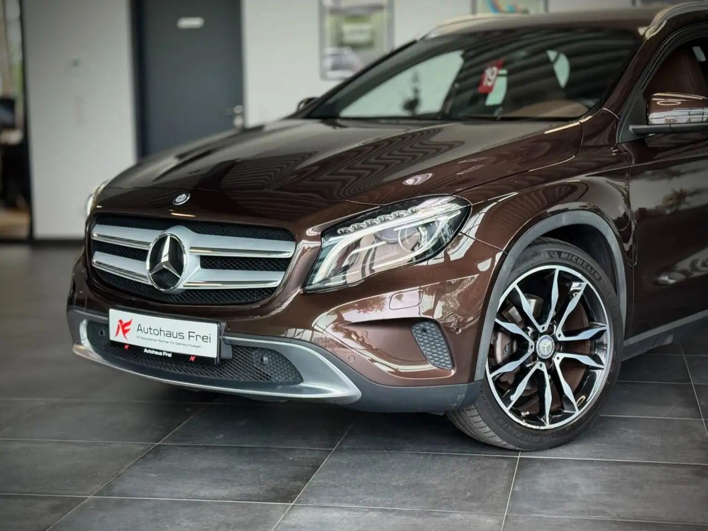 Mercedes-Benz GLA 220 d *4Matic*Kamera*Urban*Abstandswarner* Braun - 1