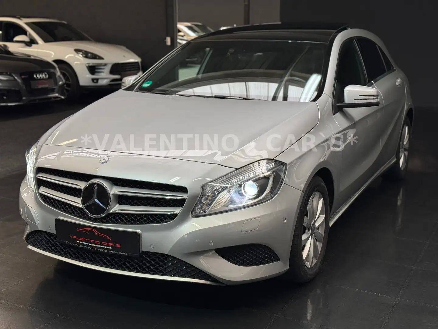 Mercedes-Benz A 180 A-Klasse 180 BlueEfficiency BiXen/Navi/Pano/PDC Silber - 2