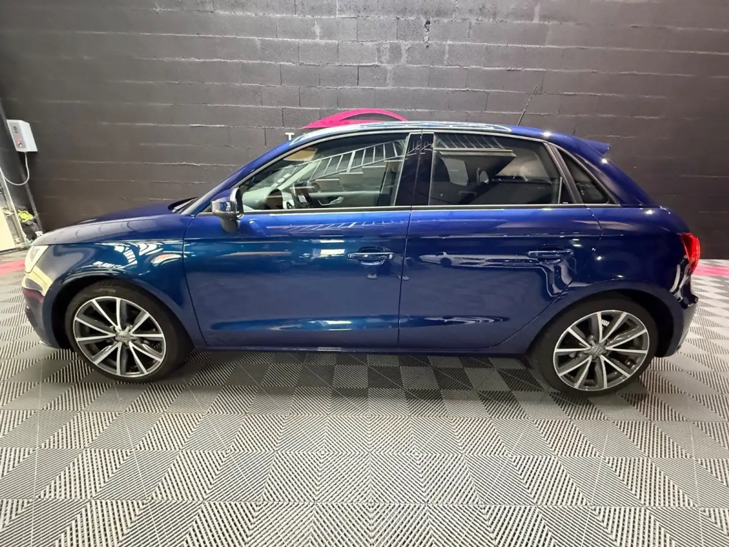 Audi A1 1.0 TFSI ultra 95 S tronic 7 Ambition Luxe (SUIVI AUDI/1ERE MAIN) Bleu - 2