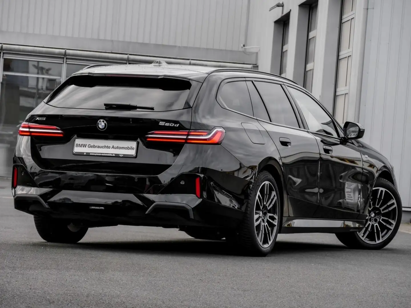 BMW 520 d xDrive M Sport+DA Plus+PA+AHK+RFK+HuD Schwarz - 2