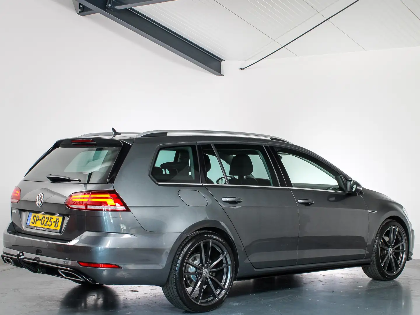 Volkswagen Golf Variant 7.5 1.4 TSI R-Line, Highline Business ACC, Virtual Grijs - 2