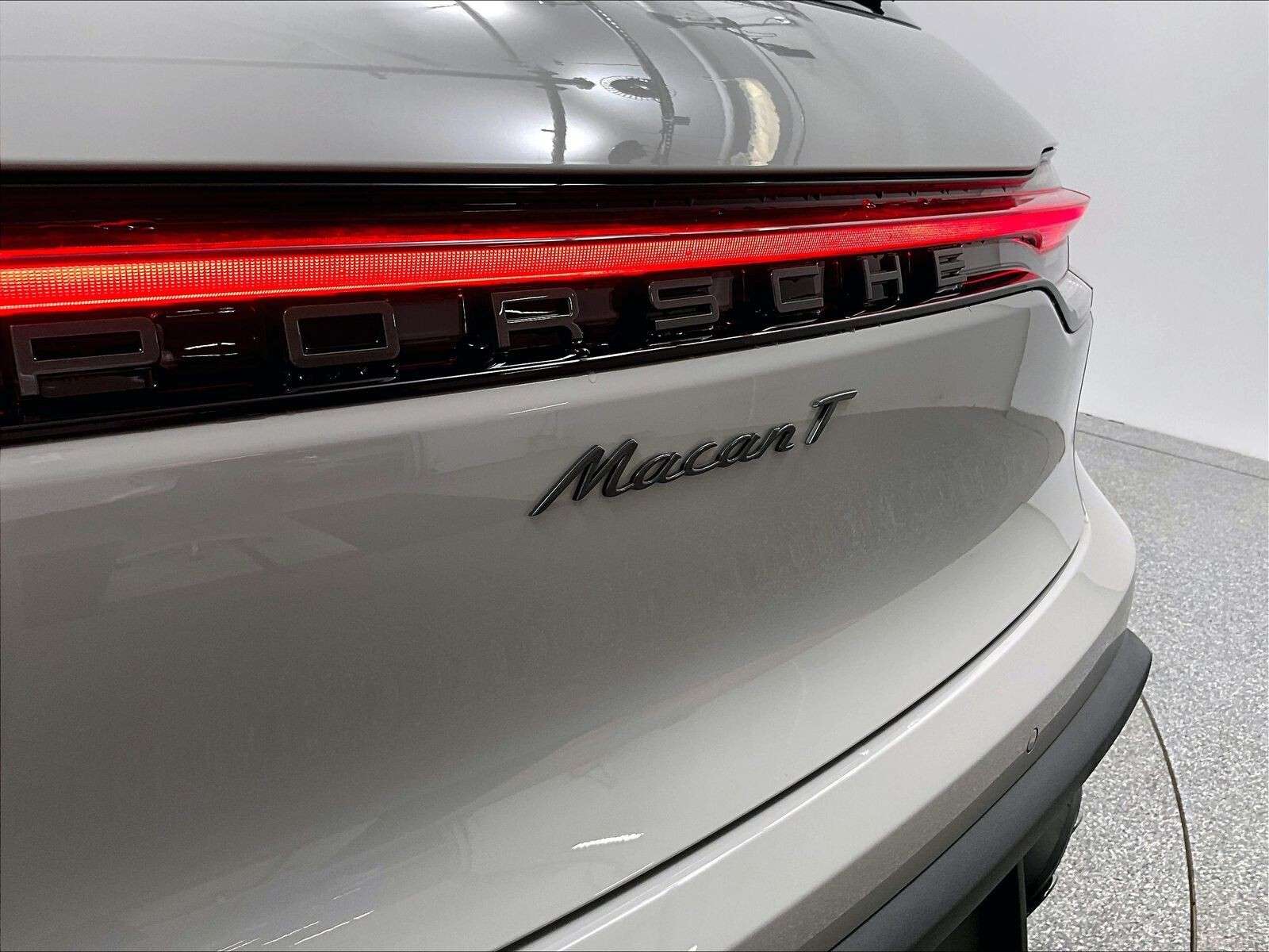 2026 Porsche Macan T thumb 36