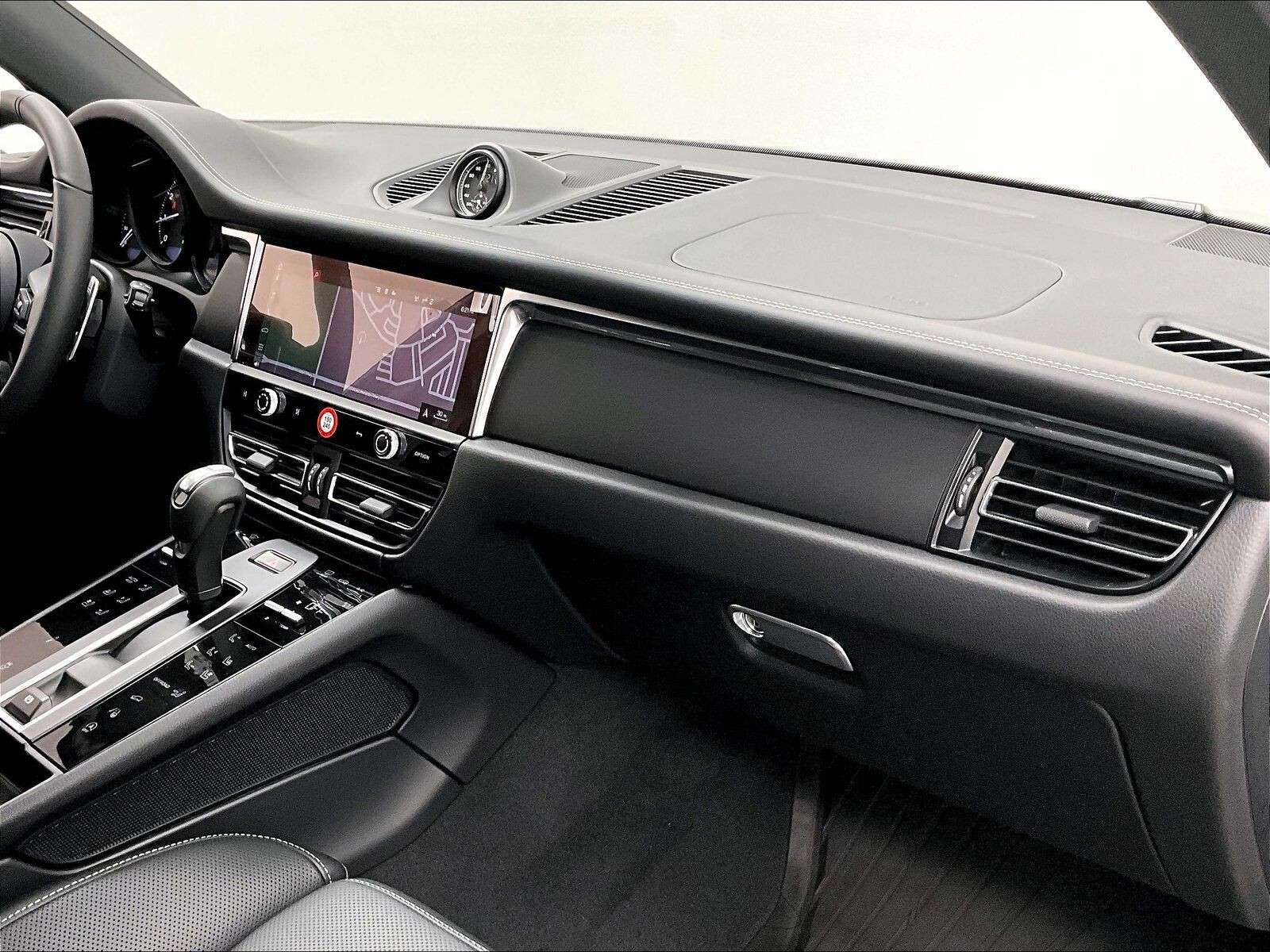 2026 Porsche Macan T thumb 26