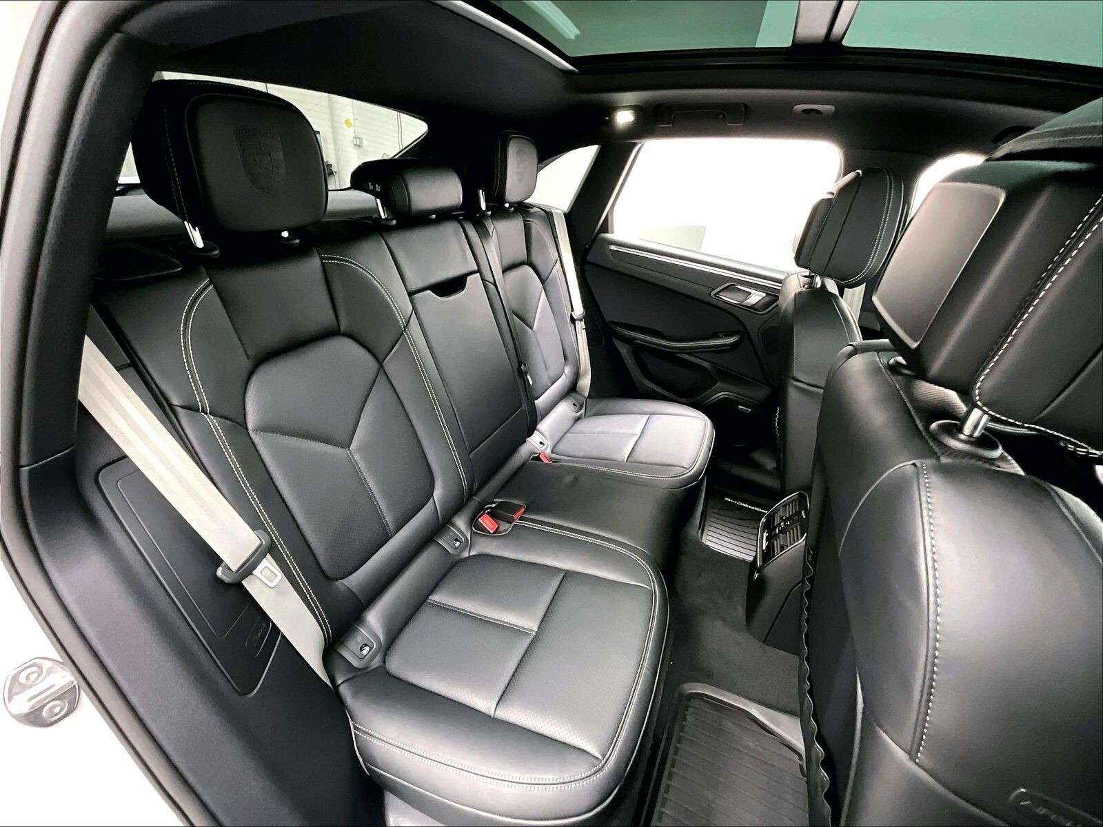 2026 Porsche Macan T thumb 16