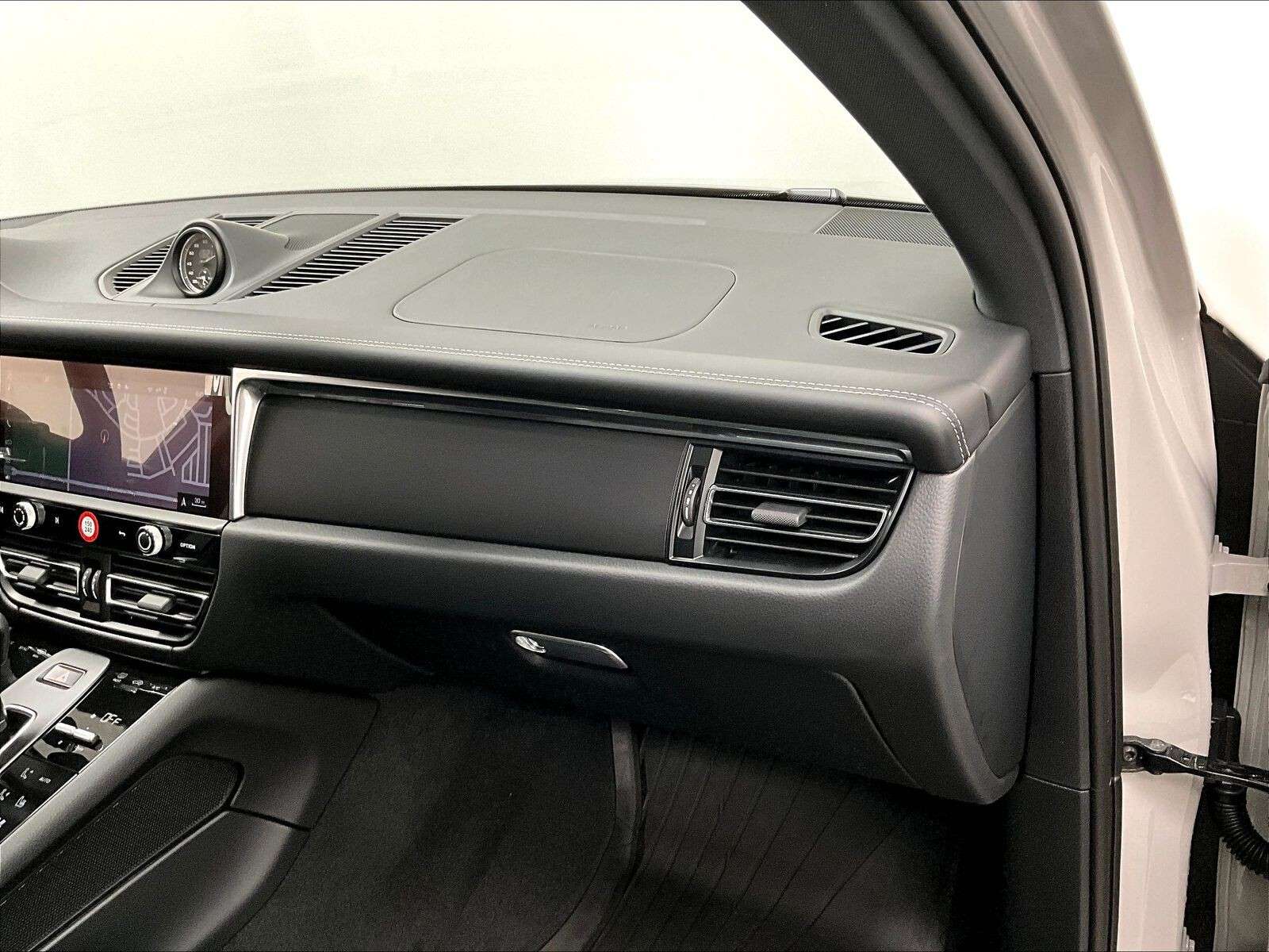 2026 Porsche Macan T thumb 25