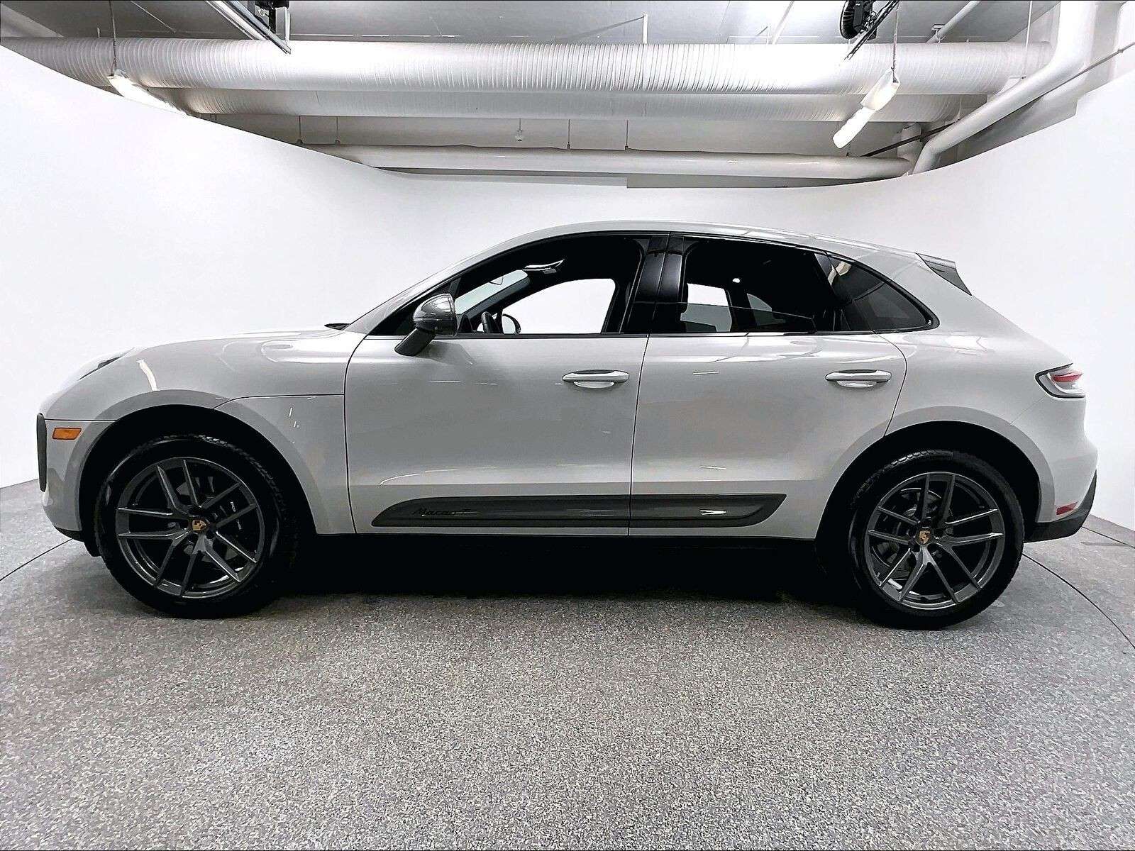 2026 Porsche Macan T thumb 8
