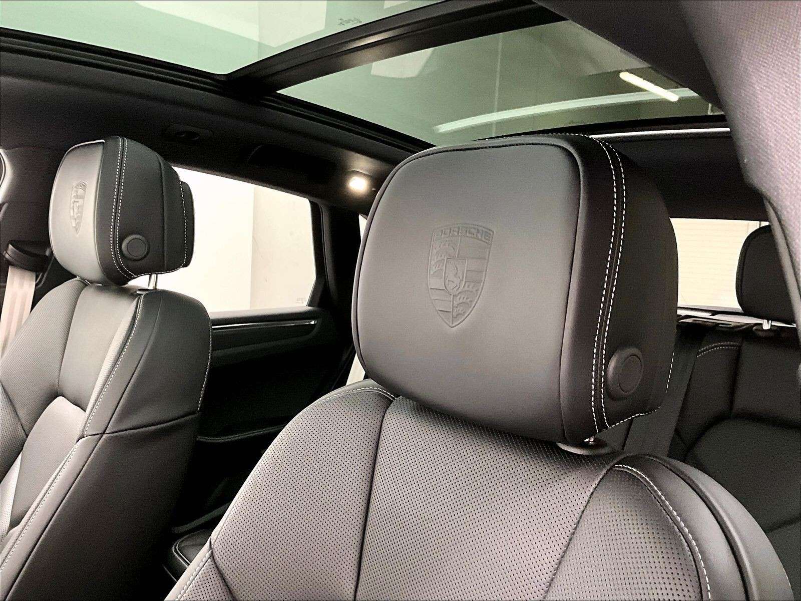 2026 Porsche Macan T thumb 13