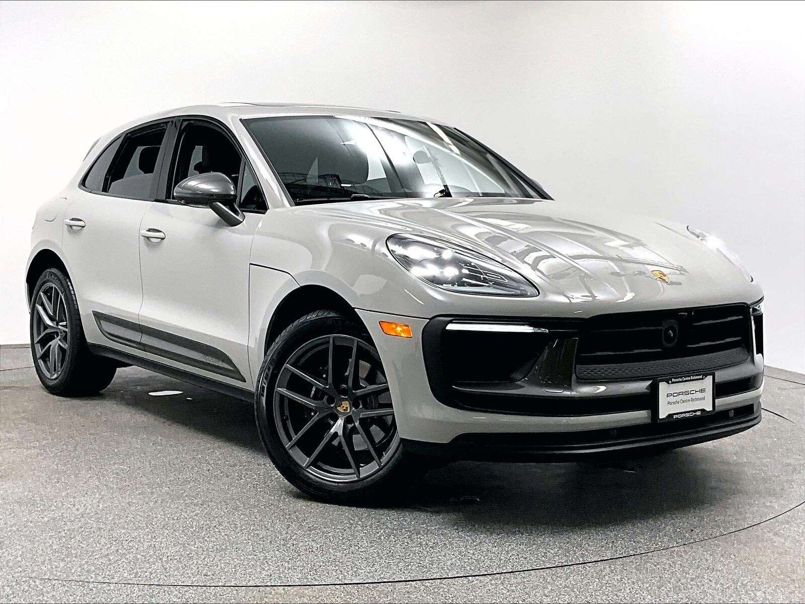2026 Porsche Macan T alt 3