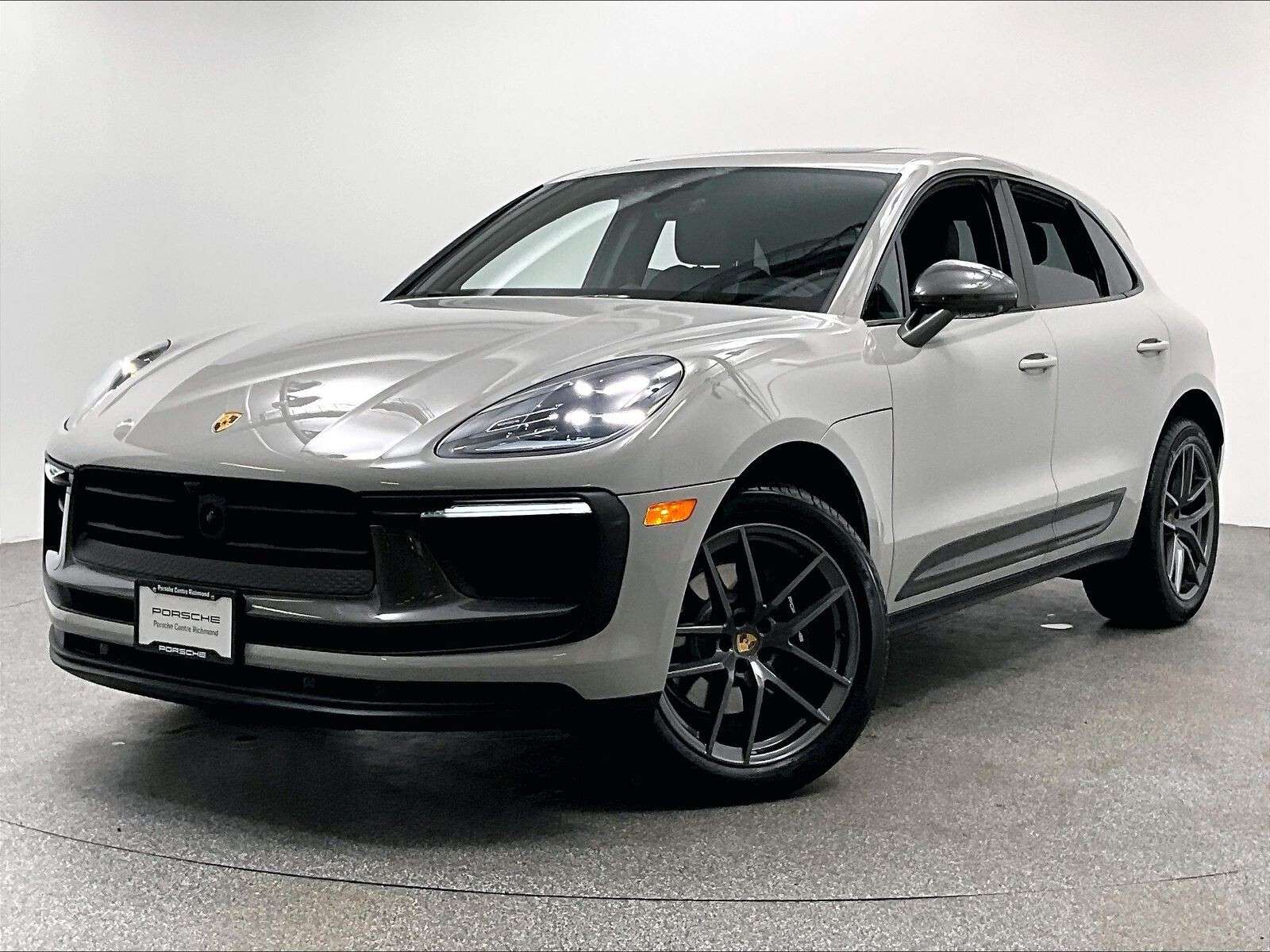 2026 Porsche Macan T thumb 38