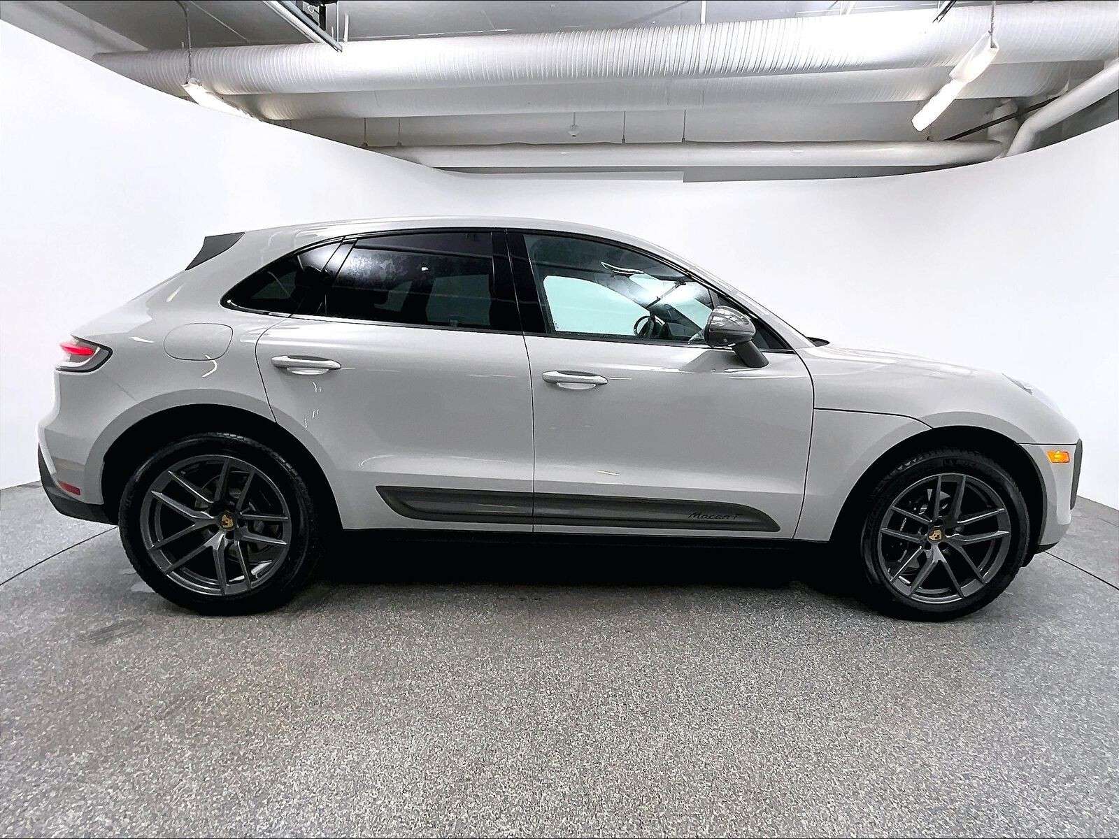2026 Porsche Macan T alt 4