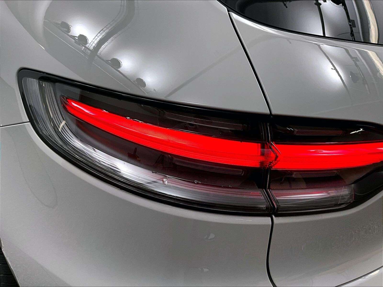 2026 Porsche Macan T thumb 35