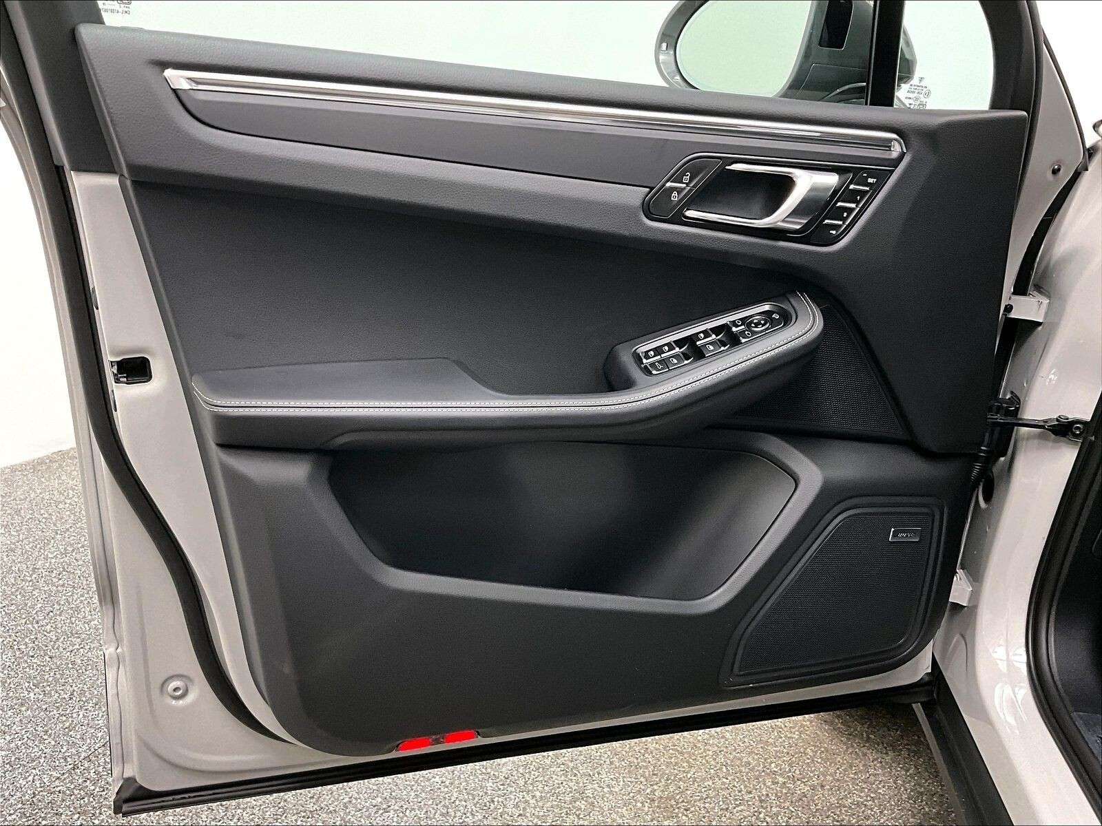 2026 Porsche Macan T thumb 17