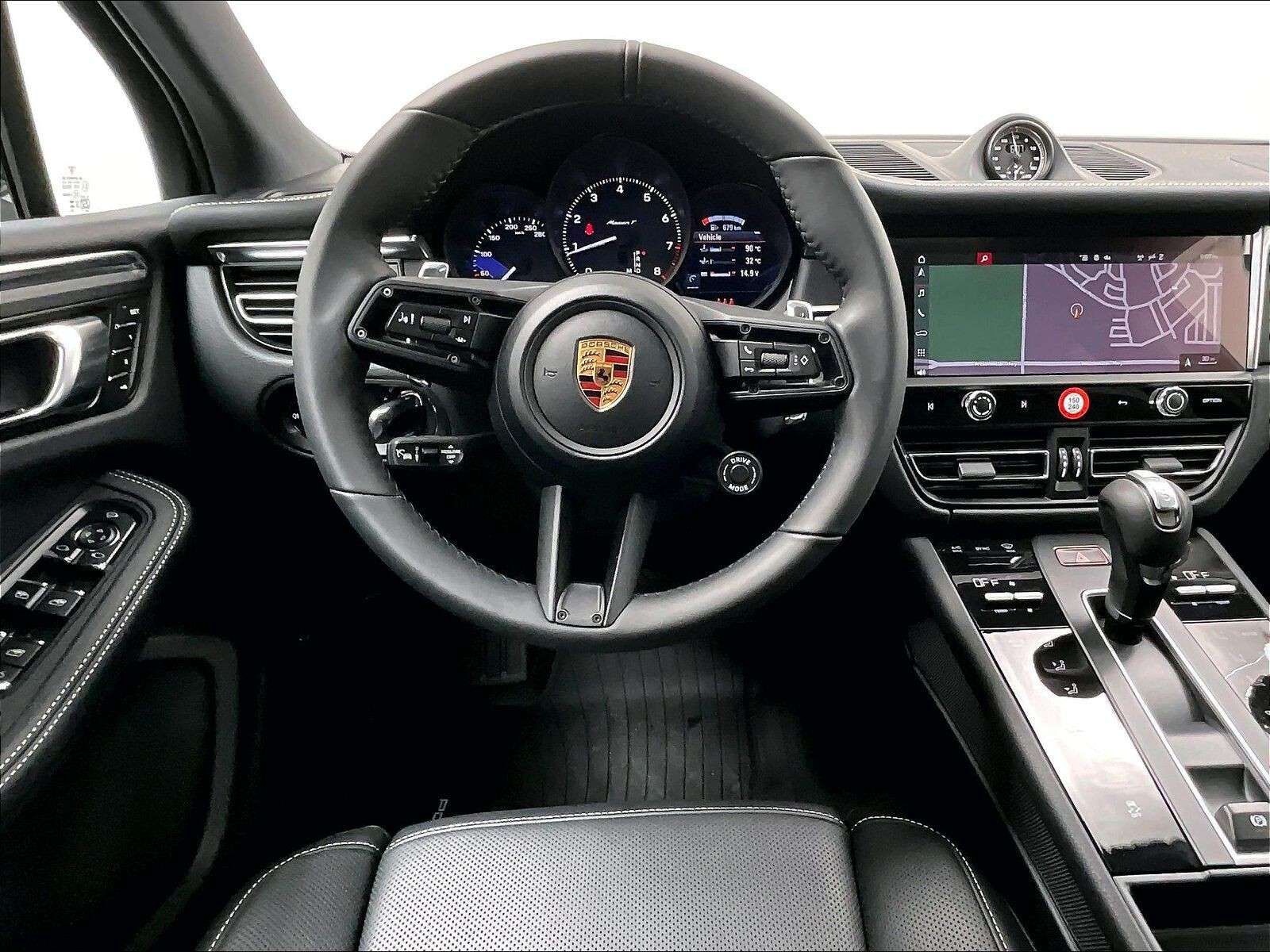 2026 Porsche Macan T thumb 10