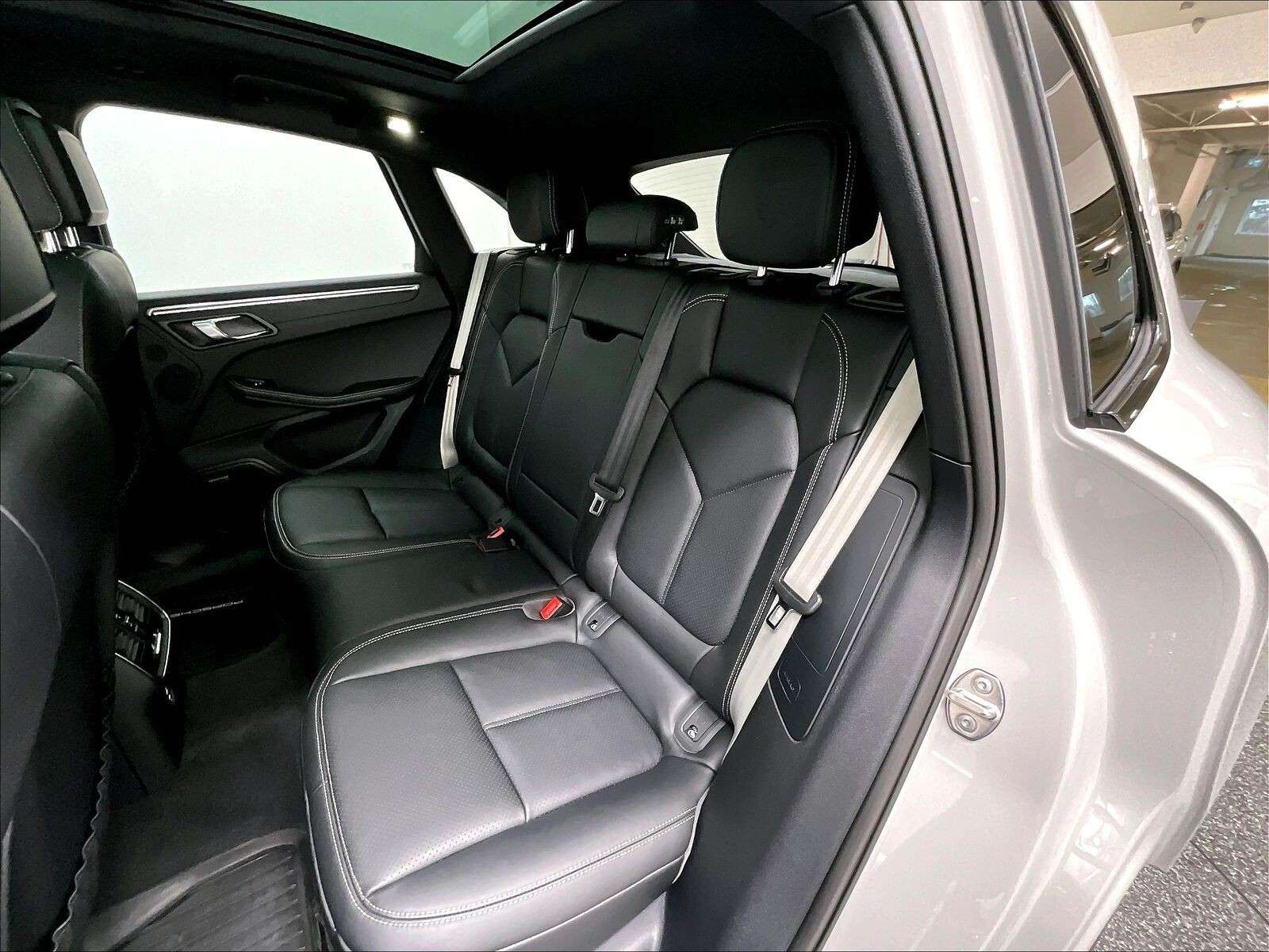 2026 Porsche Macan T thumb 15