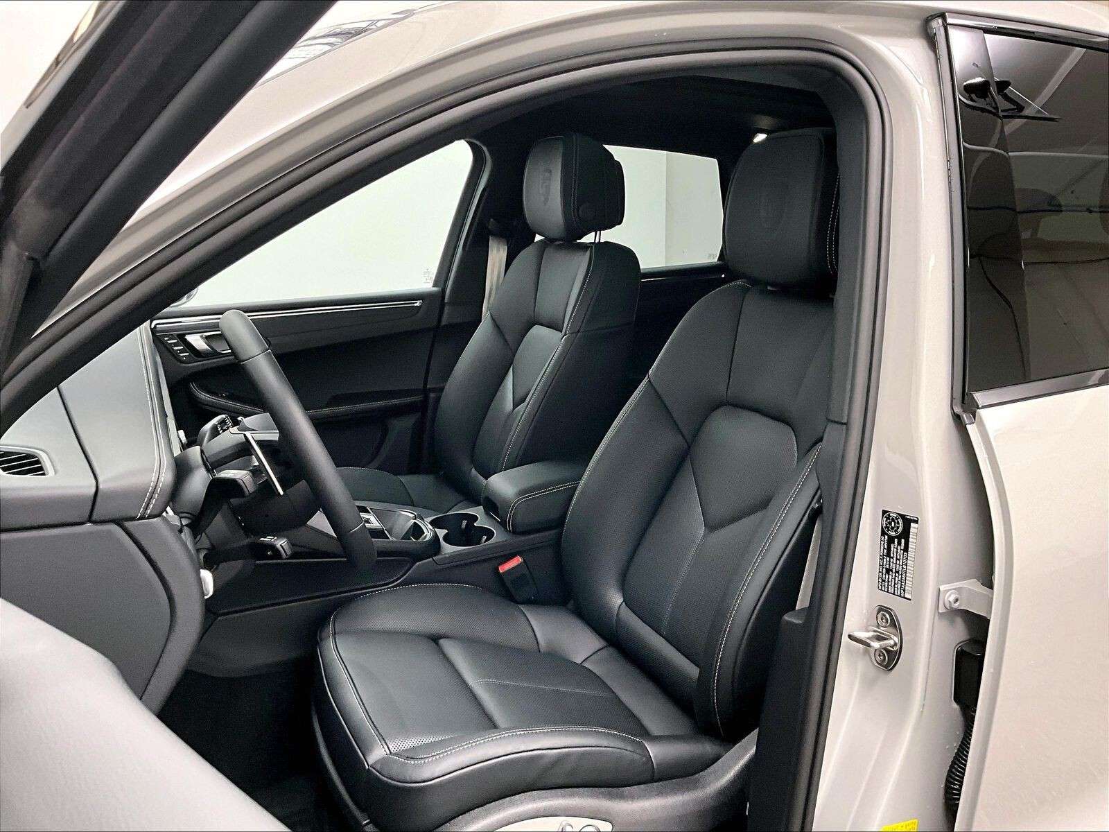 2026 Porsche Macan T thumb 12
