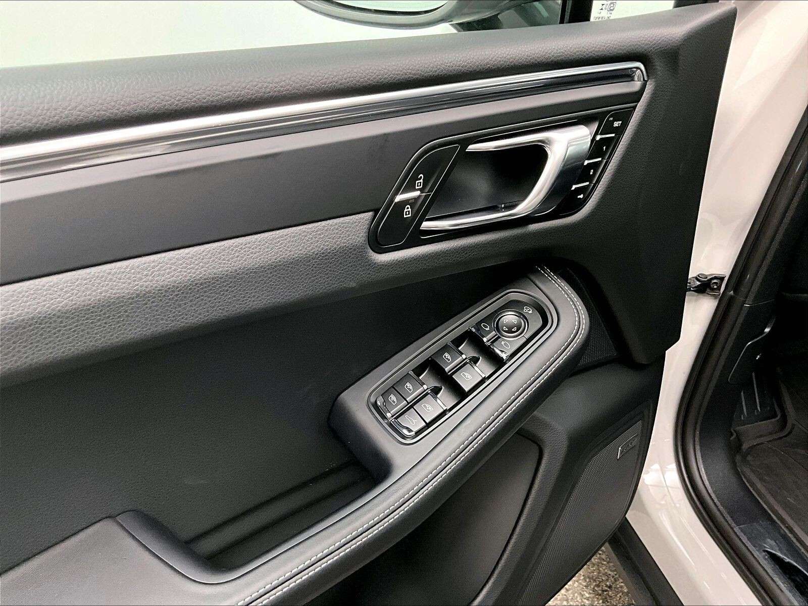 2026 Porsche Macan T thumb 18