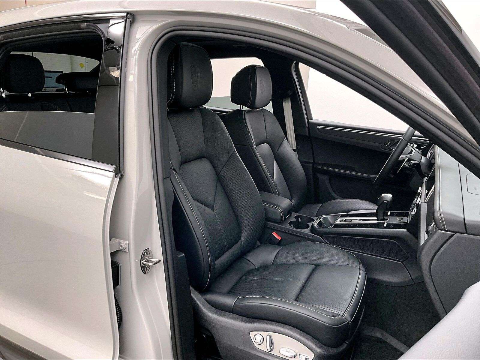 2026 Porsche Macan T thumb 14